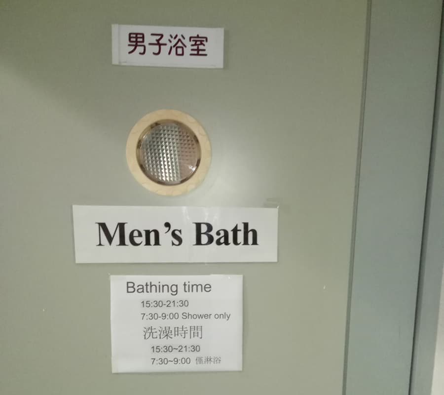 共有スペースに多言語案内板を設置